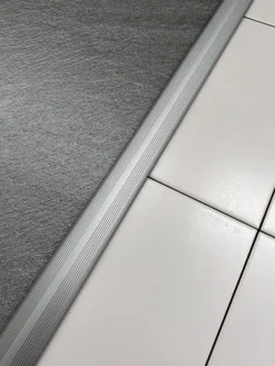 Barre de seuil universel alu naturel strié 2,7x83cm