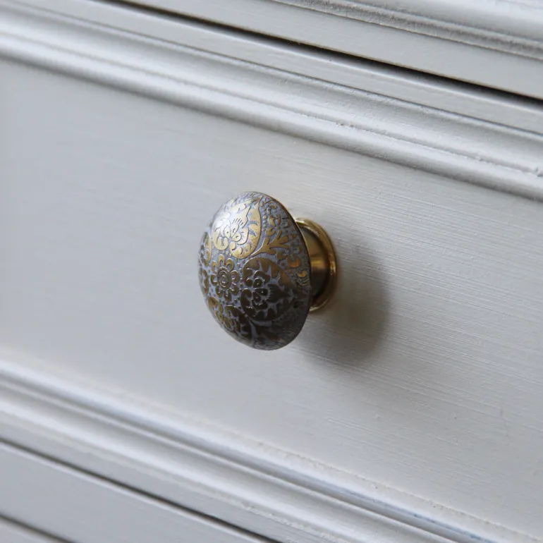 Bouton bombe Ø32 mm en laiton fond blanc gravure dorée x2