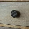 Bouton rond plat Ø45 mm ciselé en bois coloris foncé x2