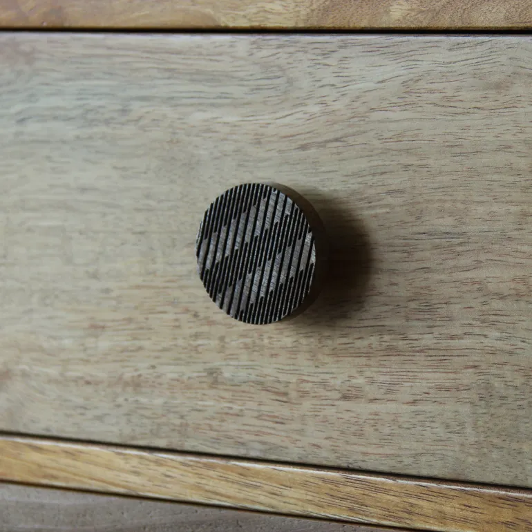 Bouton rond plat Ø45 mm ciselé en bois coloris foncé x2