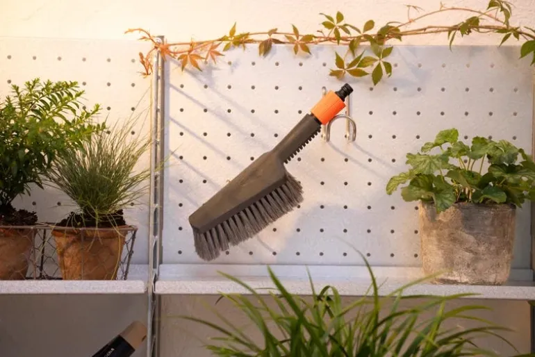 Brosse de lavage à main M souple Cleansystem GARDENA