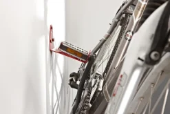 Crochet vélo mural fixation par la pédale