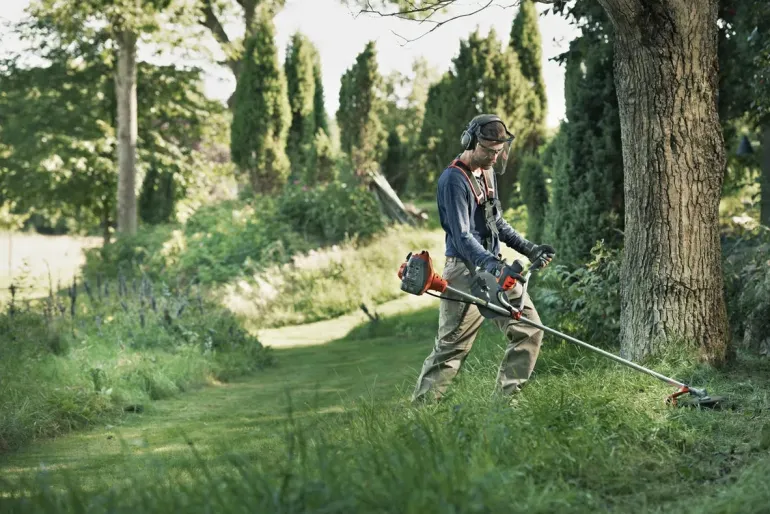 Débroussailleuse thermique 122R avec tête nylon HUSQVARNA