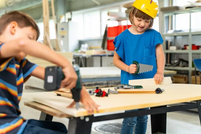 Grand set de bricolage Bosch avec visseuse et casque