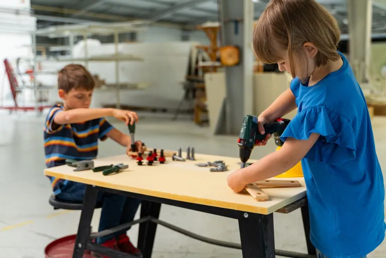 Grand set de bricolage Bosch avec visseuse et casque