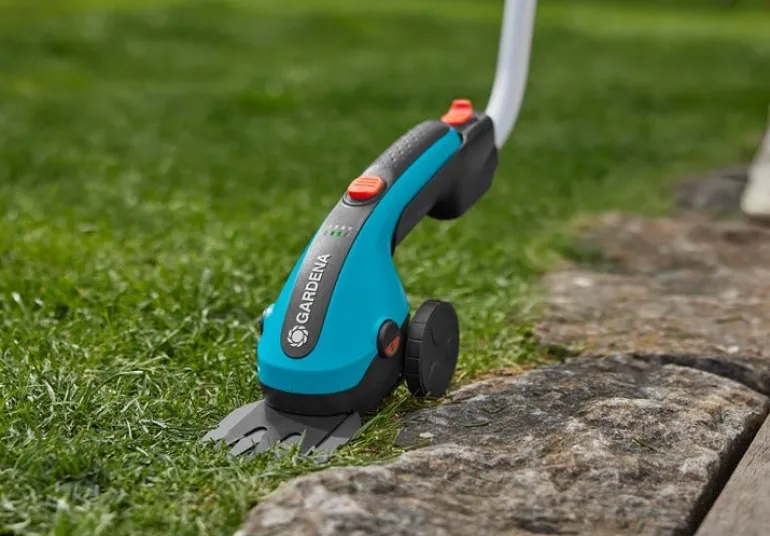 Kit cisaille à gazon ClassicCut Li + manche télescopique