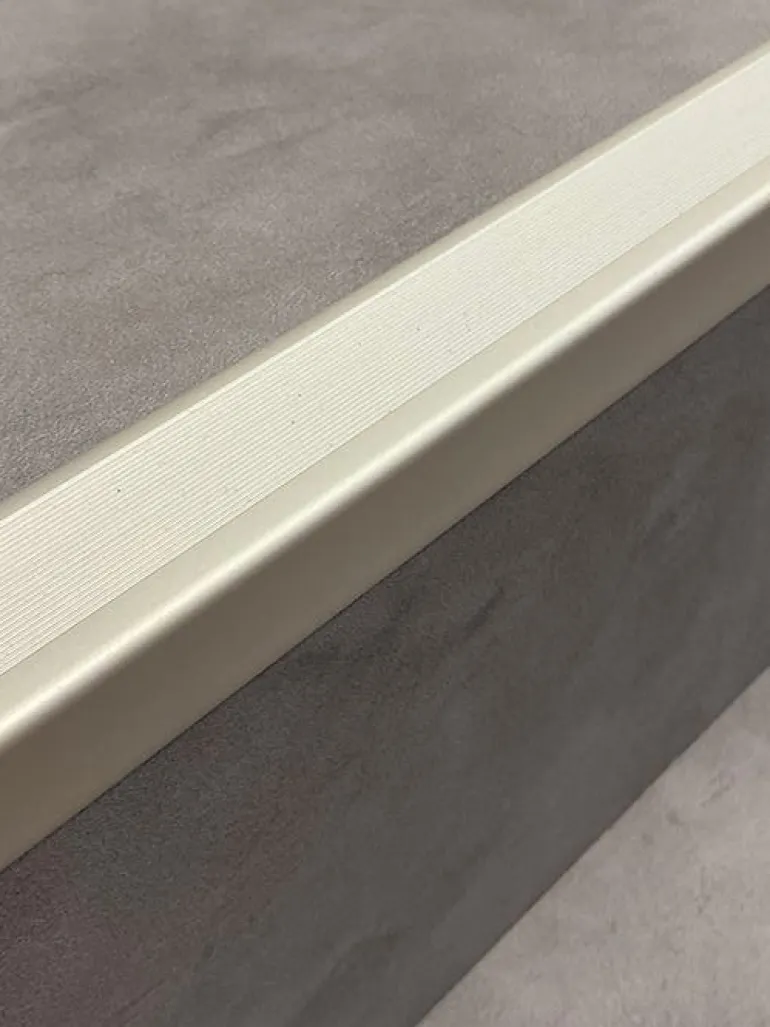 Nez de marche strié adhésif alu naturel 3,6x2,4x110cm