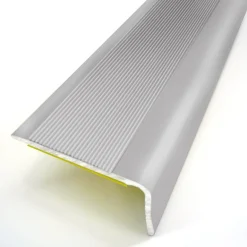 Nez de marche strié adhésif alu naturel 3,6x2,4x110cm