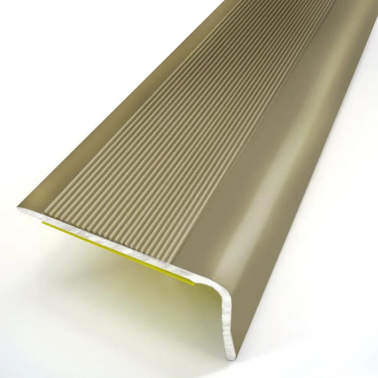 Nez de marche strié adhésif 3,6x2,4x110cm