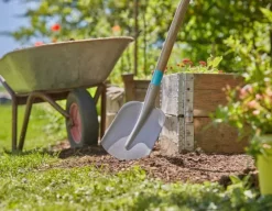 Pelle à sable NatureLine bords courbés 131 cm GARDENA