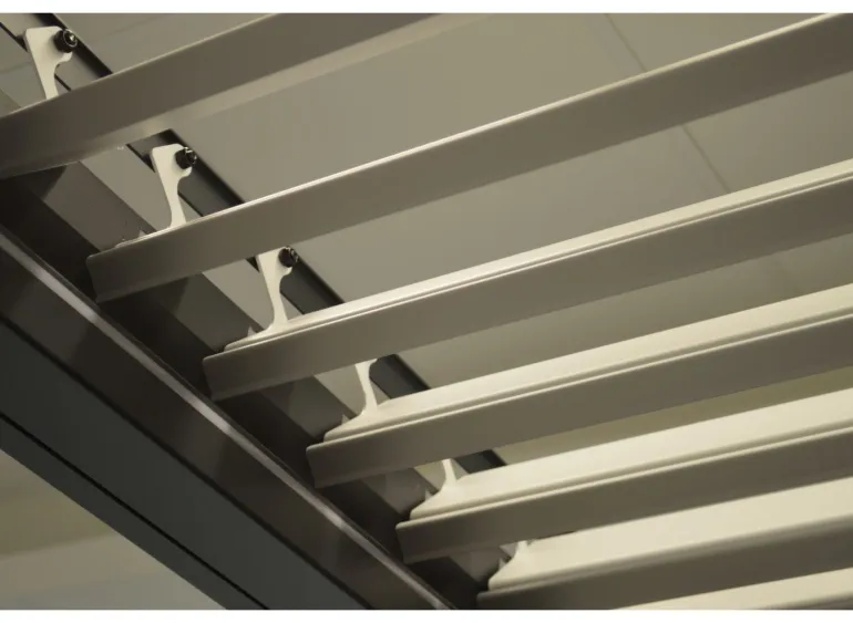 Pergola bioclimatique Zéphir motor 3x4m gris lame blanche