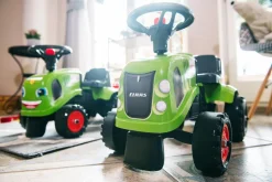 Porteur tracteur Claas avec remorque pelle et râteau FALK