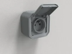 Prise de courant avec terre étanche à volet Plexo 16A 250V
