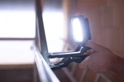 Projecteur de chantier LED à pince rechargeable/orientable