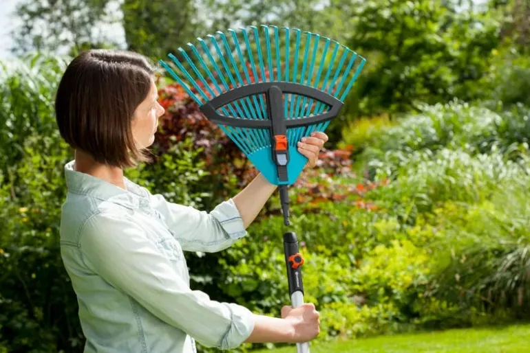 Râteau réglable en plastique combisystem 35-52cm GARDENA
