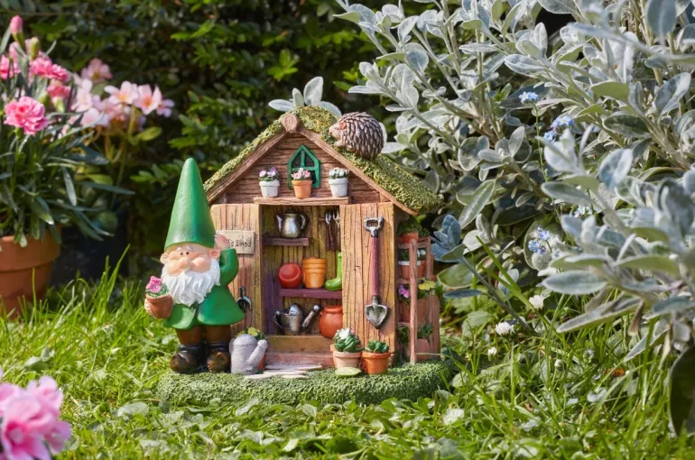 Sujet Nain avec abri de jardin