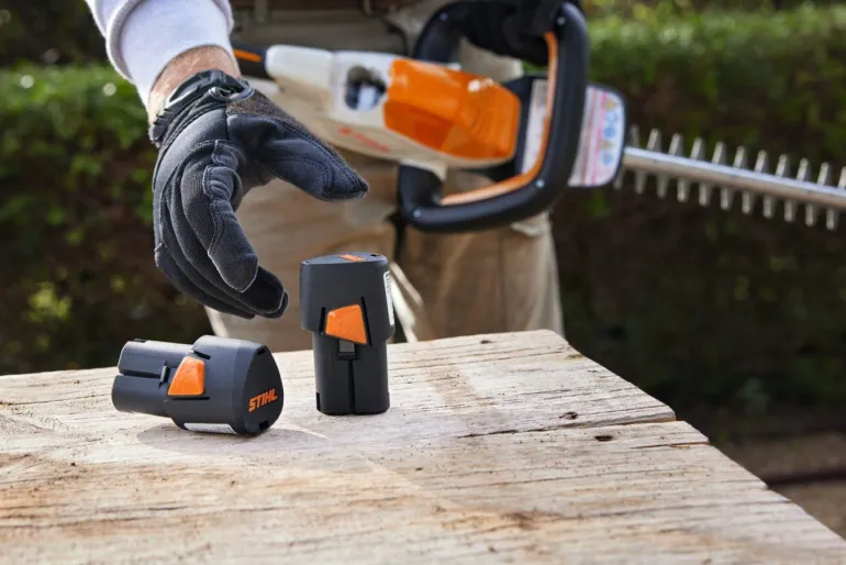 Taille-haie à batterie HSA40 + pack 2 batteries AS 2 STIHL