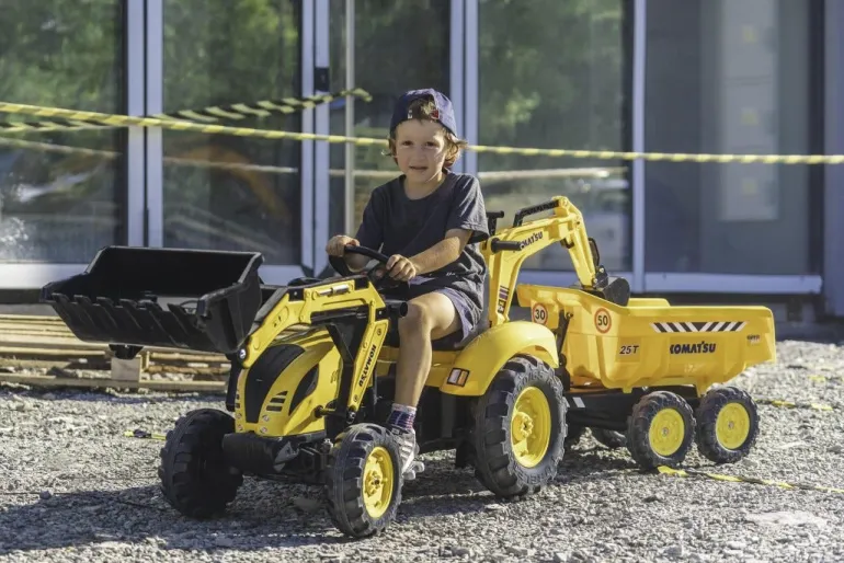 Tractopelle Komatsu avec excavatrice et remorque basculante