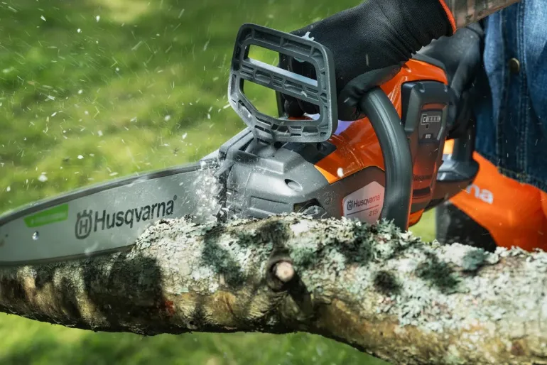 Tronçonneuse à batterie 215i + batterie + chargeur HUSQVARNA